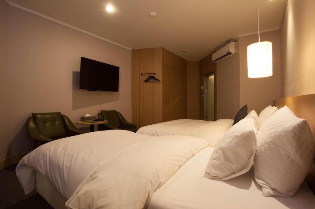 Centralperson Pyeongtaek Hotel Екстер'єр фото